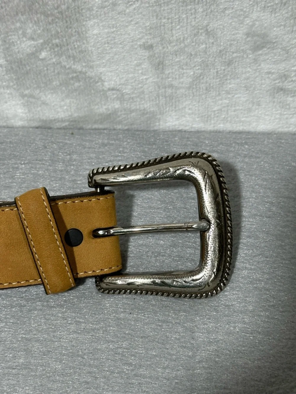 Cody James Two toned Leather Belt with Silver Buckle like new condition size 44